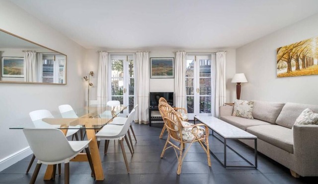 Stylish 2BR Flat w/Garden Near Buckingham Palace