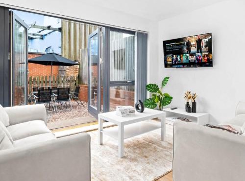 Stylish 3 Bedroom Townhouse - City Centre - Parking - Balcony - Garden 19L