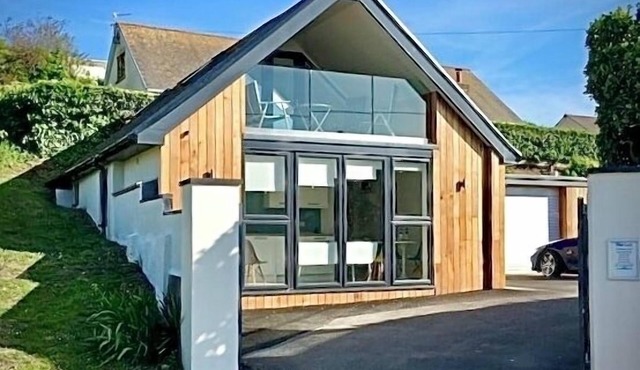 Stylish Cottage Sleeps 4, just 85 mtrs from sandy 'Blue Flag' beach.