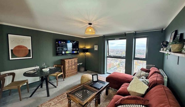 Stylish Croydon Top Floor Flat with City Views