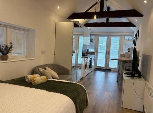 Stylish Detached Studio, Banstead with off street Parking