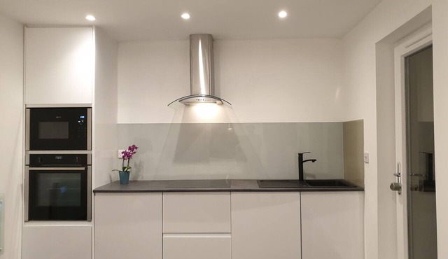 Stylish detached studio with a wet room, Satellite TV & other amenities 😀 in Bristol