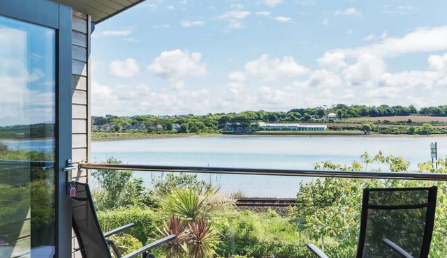 Stylish Estuary View | Sleeps 6 | Parking & Balconies