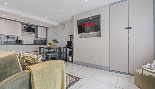Stylish | Modern 3 Bed in Holland Park - Central London