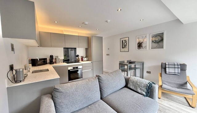 Stylish One Bed Totnes Retreat with Free Parking