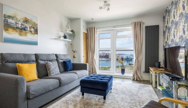 Sun-Soaked - Charming Views Overlooking the Harbour