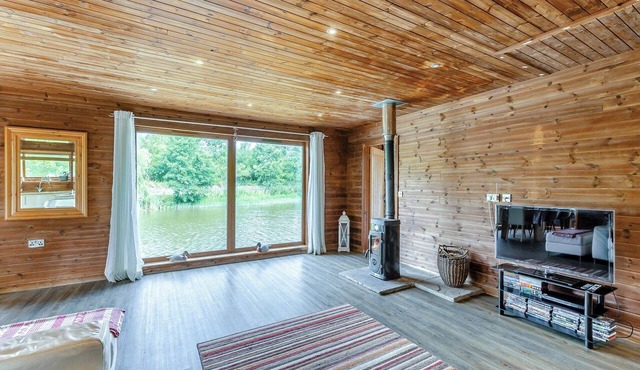 Superb lodge perched on the lake, perfect for romantic breaks.