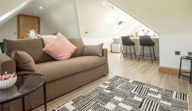 Superior 3-Bed, 2-Bath Duplex with Parking