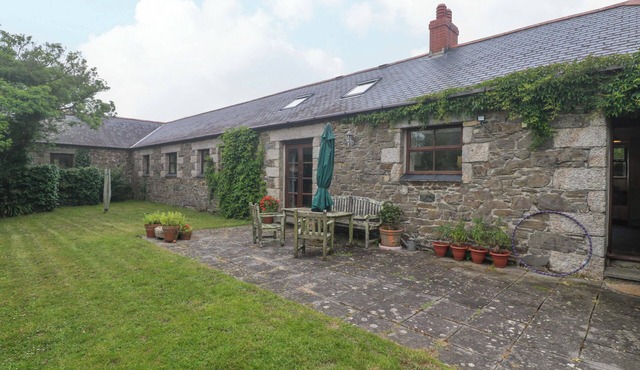 SWALLOW COTTAGE, pet friendly, character holiday cottage in Mullion