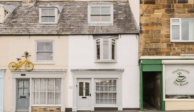 SWALLOWS NEST, pet friendly, character holiday cottage in Whitby
