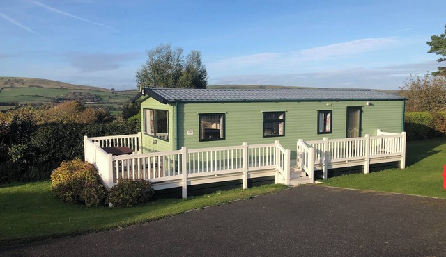SWANAGE COASTAL PARK CARAVAN, with a garden in Swanage