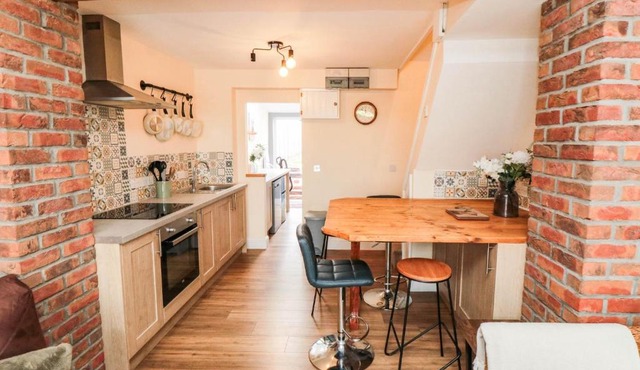 Teal Cottage in Potter Brompton
