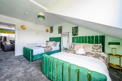 TH3 - Stylish Treehouse Flat in Batley for 7 in Batley