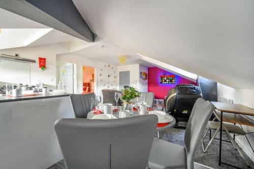 TH4 - Stylish Treehouse Flat in Batley for 6 in Batley