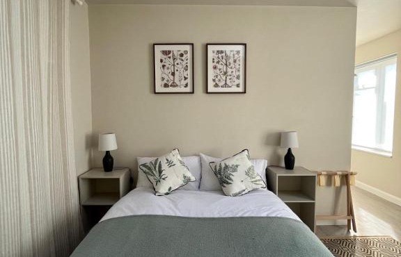 The Bit On The Side, Private Studio, Own Entrance, Free Driveway Parking, 10 min Drive to Bath, Cheap EV point