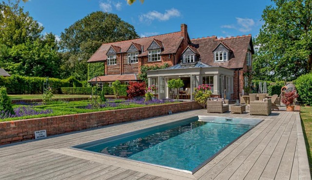 The Gate House Luxury Countryside with Pool - Pass the Keys