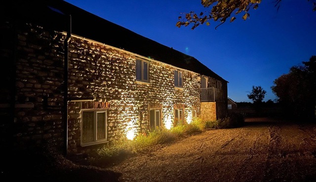The Granary - Stunning Barn Conversion with Mediterranean courtyard sleeps 5