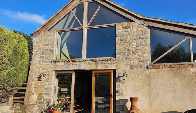 The Hayloft-A peaceful dog friendly retreat with secure garden & orchard views.