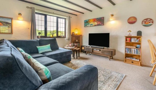 The Hide - 2 bed cottage, pool, close to beaches