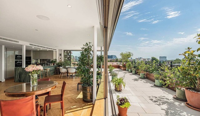 The Notting Hill Penthouse with Rooftop Spa