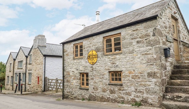 THE OLD DAIRY, pet friendly, with open fire in St Breward