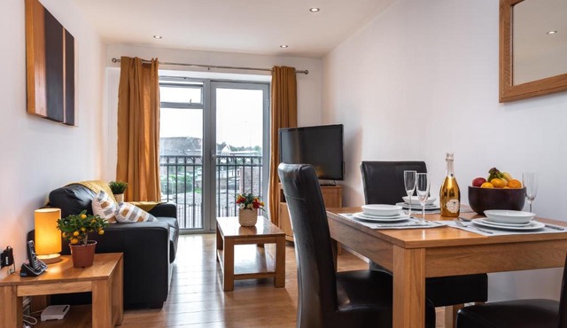 The Old Library - Within easy reach of Train Station and Racecourse - Excellent road links via the A34 and M4