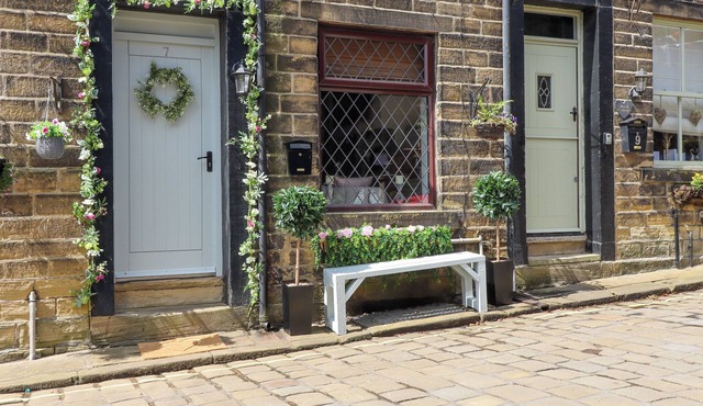THE SNUG ON THE COBBLES, romantic, with a garden in Haworth