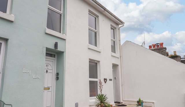 THE WHITE HOUSE, pet friendly, character holiday cottage in Brixham