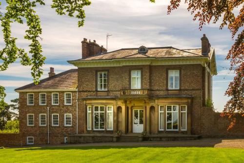 The Wing & gardens with FREE hot tub & hard tennis court at Brook Hall nr York & Leeds