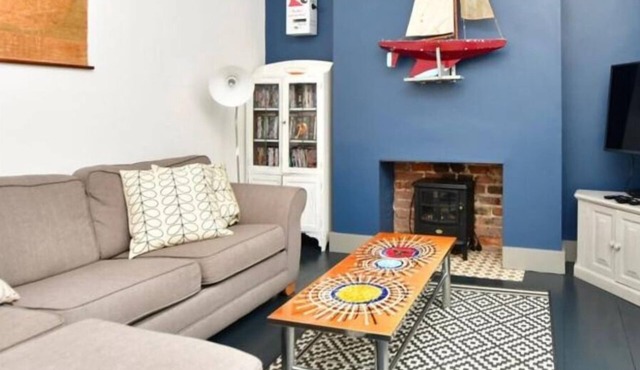 This cottage is a 3 bedroom(s), 2 bathrooms, located in Broadstairs, England.