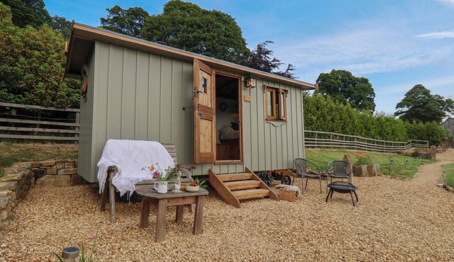 THISTLEWOODS SHEPHERDS HUT, romantic, with a garden in Glaisdale