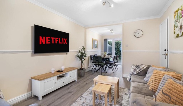 Tipton 3BR Home – Netflix Wi-Fi Driveway