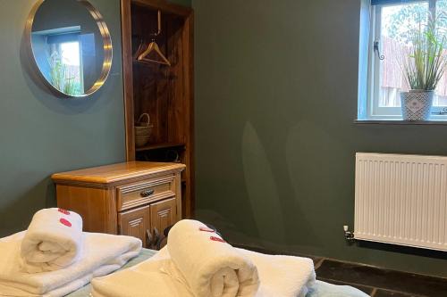 Torworth - 1 Bed Barn - Sleeps 3 - Hot Tub