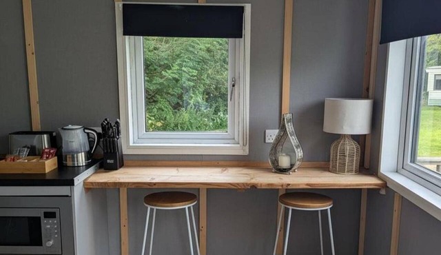 Tranquil Cabin Retreat- Sleeps 2, Parking