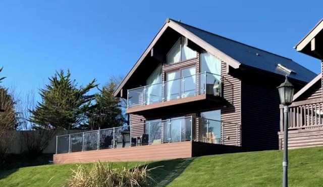 Trevone House with Hot Tub on Retallack Resort with 4 bedrooms