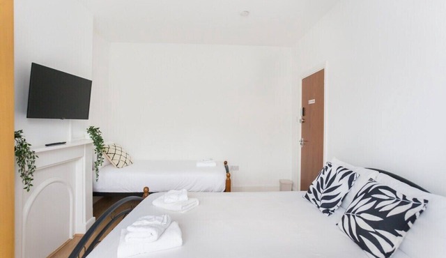 Triple Room Shared Bathroom in City Center - G