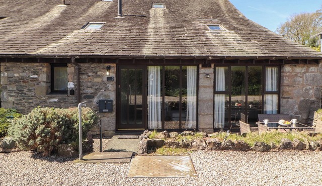 TULLYTHWAITE BARN, pet friendly, with a garden in Underbarrow