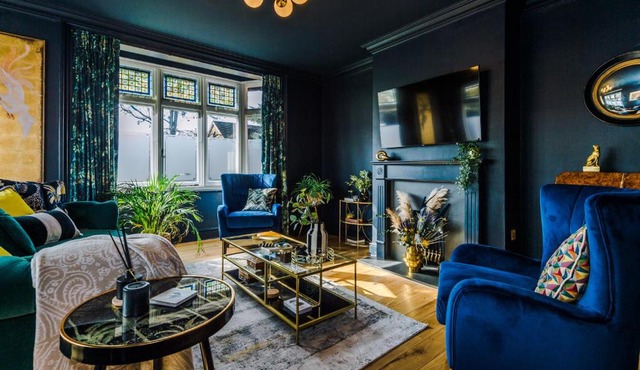 Unique 4 Bed Home in The Windsor Tapestries by Casa by Grace - Sleeps 7-9, Private Hot Tub Hire, Free Parking, Dog Friendly, Legoland, Windsor Castle