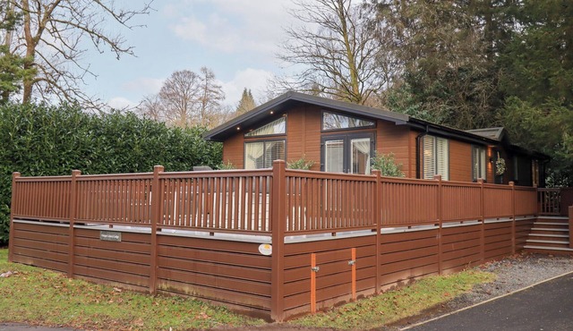 UNIQUE LUXURY LODGE, family friendly, with pool in Windermere