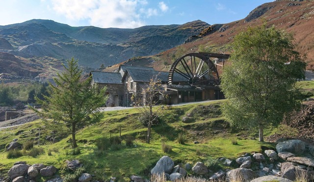 Unique Mountain Cottage that sleeps 22 guests in 10 bedrooms with 4 hot tubs