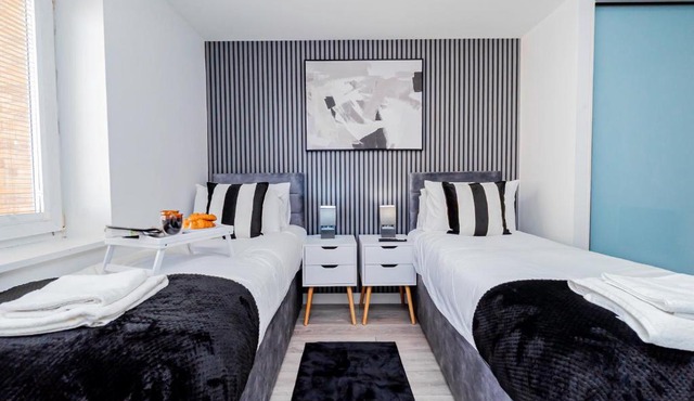 Upgraded 4 Beds Level Access Lifts 2 bath Parking