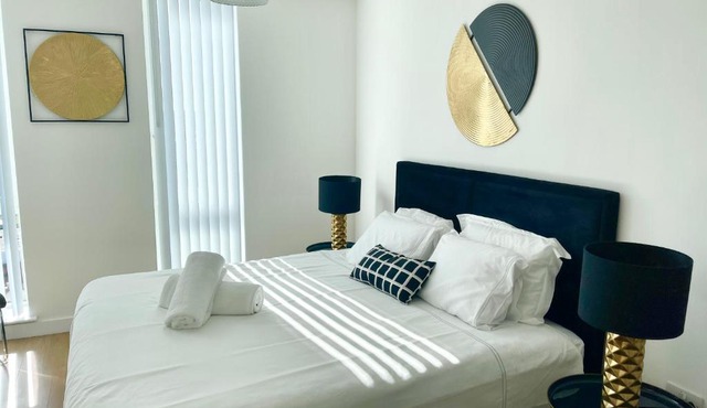 Urban Gateway Spacious Apartment with free parking