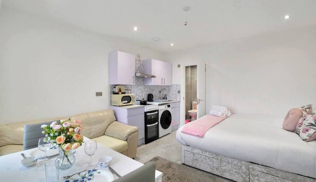 Uxbridge Studio - Private Driveway Parking in Colnbrook
