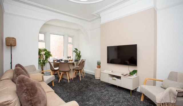 Vacant Nests Spacious 4BR house Central WiFi