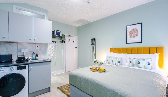 Victoria Park Studio 7 - 5 mins walk to Town Centre & Train Station