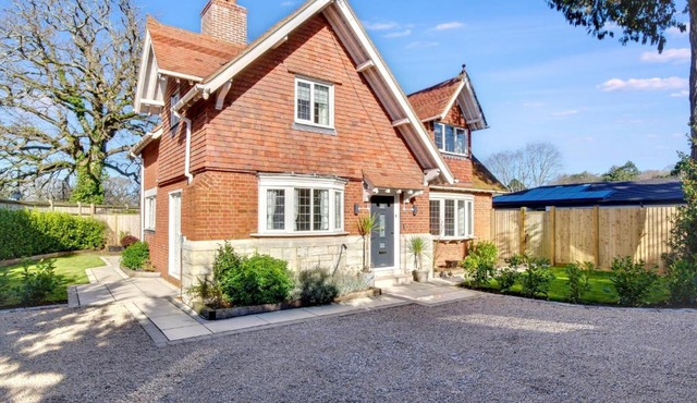 Victorian Gatehouse, Sleeps 11, Garden & Parking