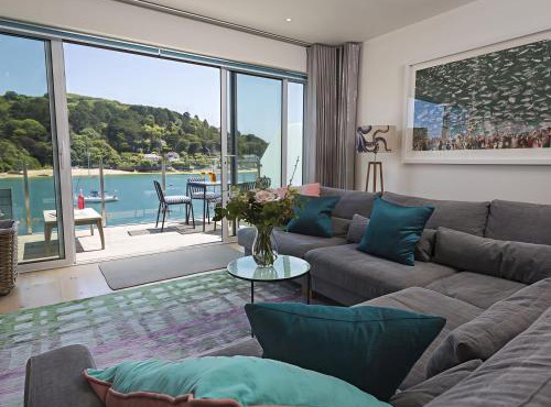 Villa 8, Estura