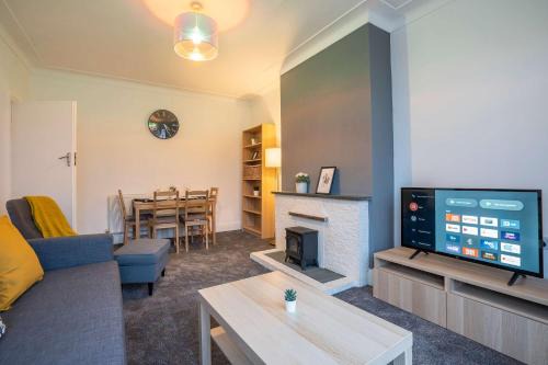 Walk to the Beach- Family-Friendly 4BR-Parking