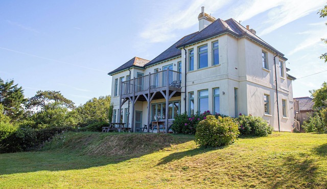 White Horses, Bantham in South Devon, sleeps up to 16, short walk from the beach