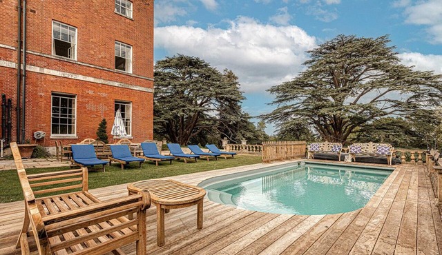 Wilde Cedar with swimming pool in Binfield